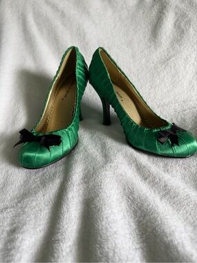 Wild Diva Green Satin Pumps with Black Bows